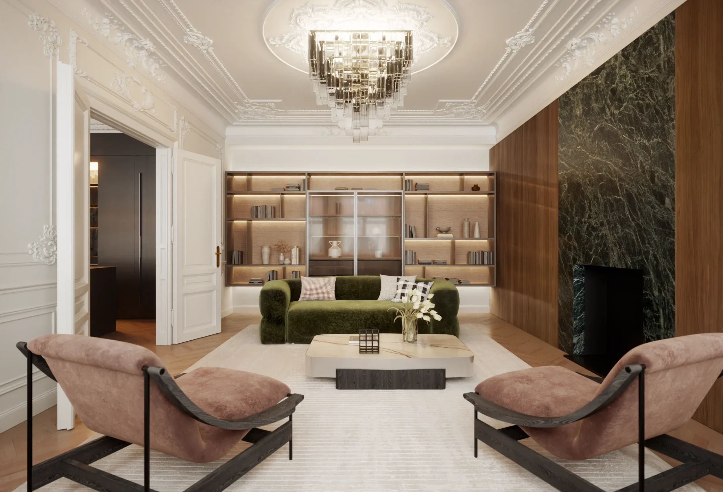 Wohnzimmer mit Kronleuchter, grünem Sofa, zwei Loungesesseln und Marmorwand