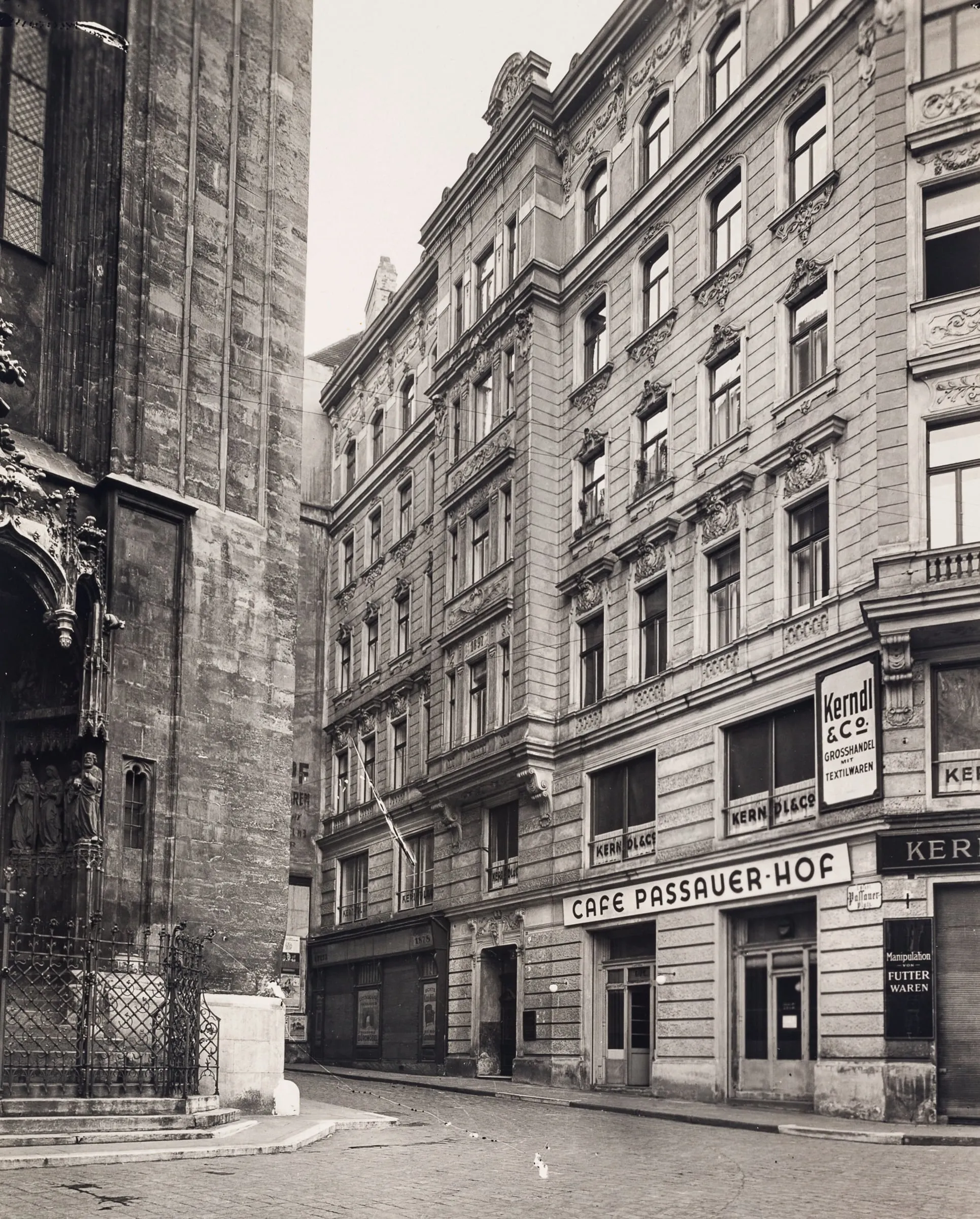 Schwarzweißfotografie der Fassade von Passauer Platz 2 neben dem Seitenportal von Maria am Gestade