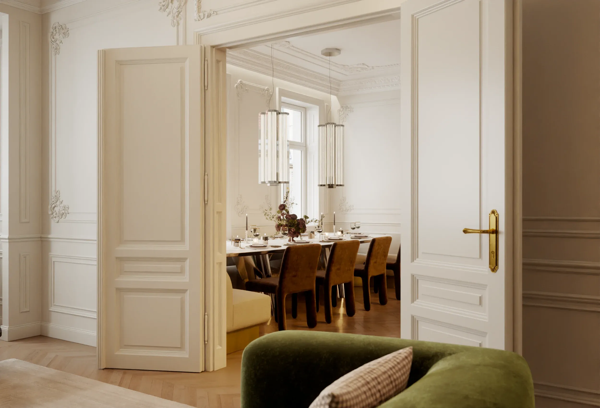 Blick durch eine Tür ins Esszimmer mit gedeckter Tafel