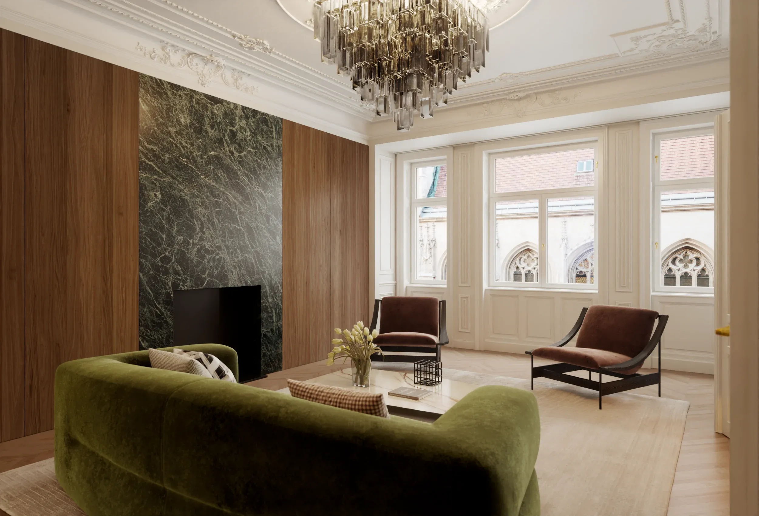 Wohnzimmer mit grünem Samtsofa, Loungesesseln und Marmorwand vor hohen Fenstern